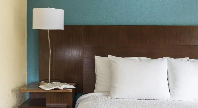Четырёхместный номер Standard Fairfield by Marriott Inn & Suites Grand Rapids Airport