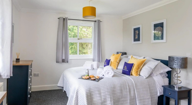 3 Bedroom Apartment, Medbourne MK, Free Parking & Fast WiFi, 65 Inch Smart TV, Varaa Huoneisto Asunnot kohteessa Merseyside, Huoneisto