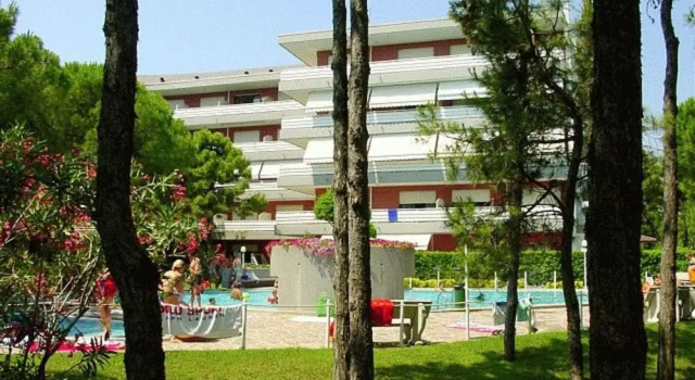 Апартаменты Seaside Sweet Holiday Hideaway in Lignano With Swimming Pool
