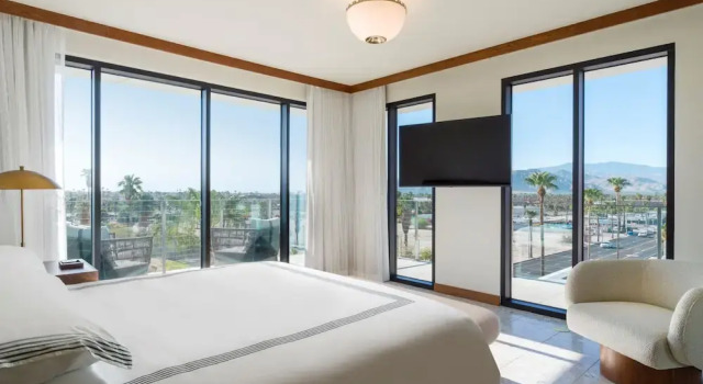 Люкс с балконом Thompson Palm Springs, by Hyatt