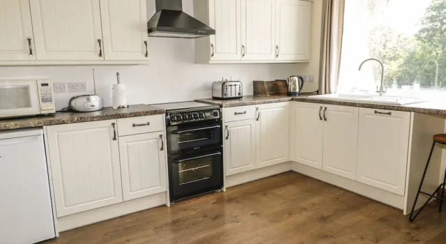 Marsh Cottage, Book Feriehus Hoteller i South Molton med parkering, Parkering