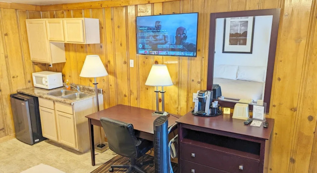 Номер Deluxe Teton Court Motel