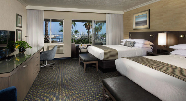 Четырёхместный номер Standard с видом на гавань West Beach Inn, a Coast Hotel