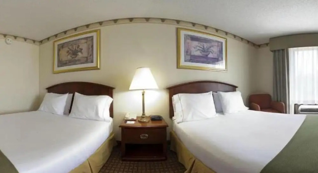 Четырёхместный люкс Holiday Inn Express Hotel & Suites-North East by IHG