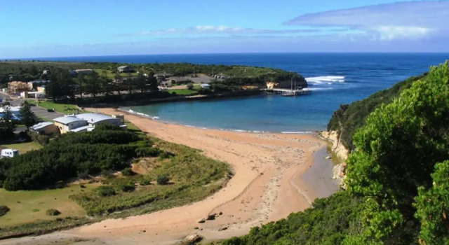 Апартаменты 12 Apostles Accommodation Anchors Beach House with sea views
