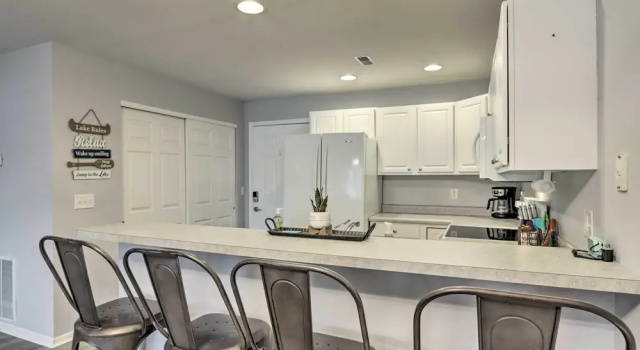 Апартаменты Poolside Fun! Lake-view Camdenton Condo