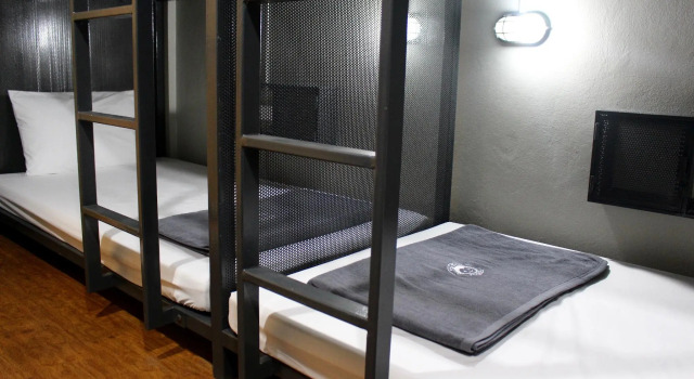 Кровать в общем номере Mad Monkey Bangkok