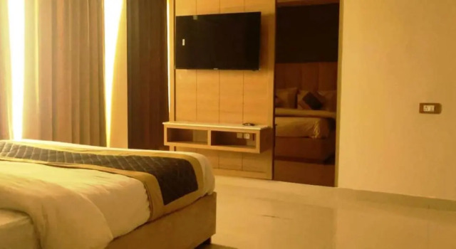 Hotel Sakura by Maps Group, Забронировать Отель Отели Гургаон с бассейном, рядом с Whirlpool of India Ltd, Бассейн