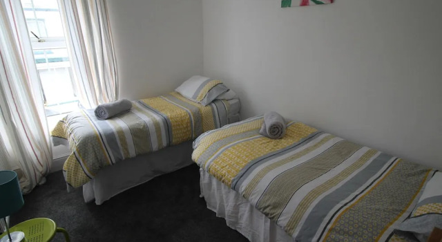 High Street 3 Bedroom House Near Cardiff by Cardiff Holiday Homes, Book Hotel Pontyclun Glamorgan