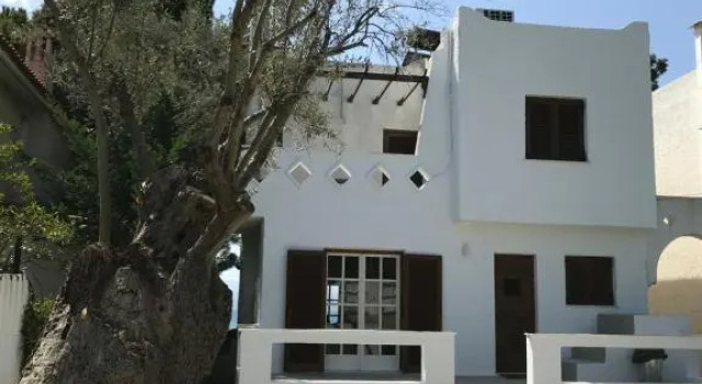 Salt & Stone Beachfront Retreat by Estia, Забронировать Отель Эретрия Эвбея, рядом с Пляж г. Эретрея