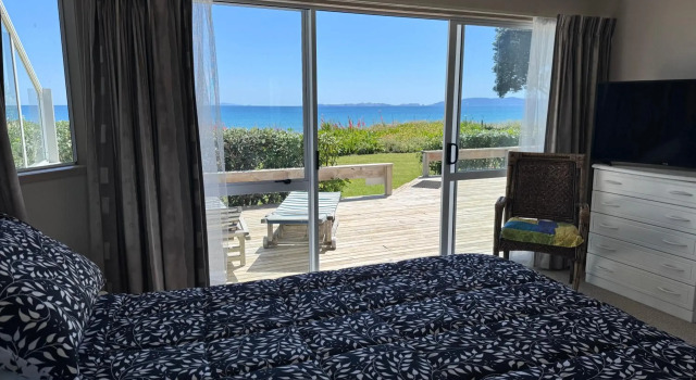 Matarangi Beachfront - Matarangi Holiday Home, Забронировать Отель Матаранги Coromandel Peninsula