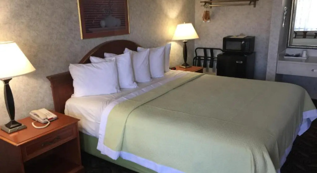 Номер Standard Days Inn by Wyndham Los Angeles LAX South Bay Beach City LA