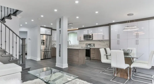 Коттедж Luxury QuickStay - Classy 5brm House in Vaughan