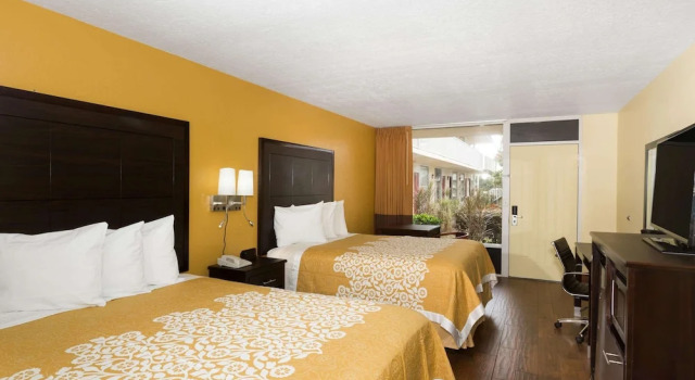 Четырёхместный номер Deluxe Days Inn & Suites by Wyndham Port Richey