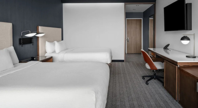 Четырёхместный номер Deluxe с балконом SpringHill Suites by Marriott Myrtle Beach Oceanfront