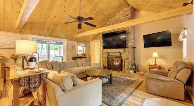 Home w/ Outdoor Entertainment Area in Ashland!, Réserver Hôtel Ashland Tenney Mountain