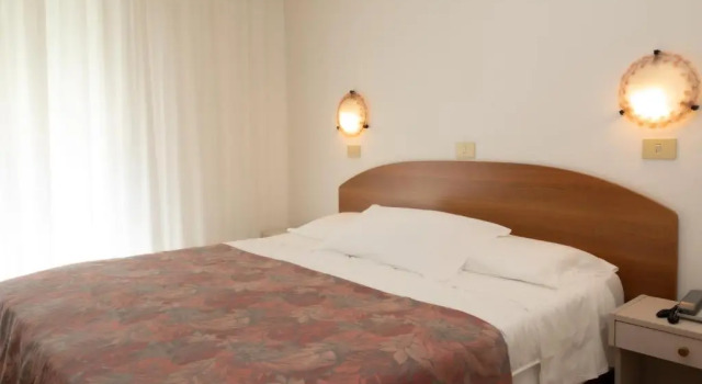 Трёхместный номер Economy International Hotel