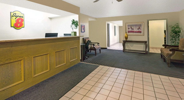 Super 8 by Wyndham Windsor, Book Mini-hotel Hoteller i Windsor med parkering, Parkering