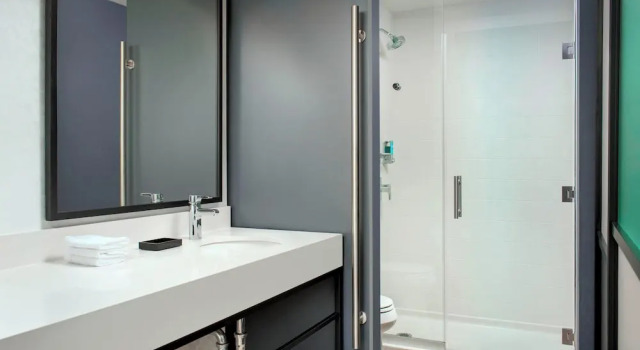 Четырёхместный номер Standard Aloft by Marriott Wilmington at Coastline Center