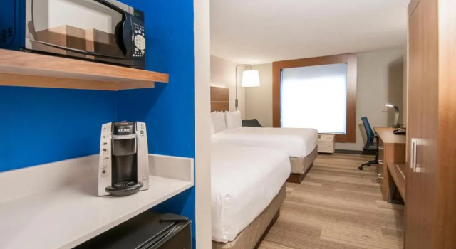 Четырёхместный номер Standard Holiday Inn Express Hotel & Suites Plano West - Frisco by IHG