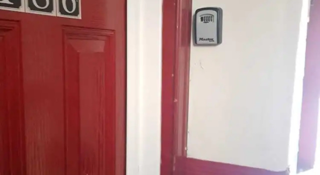Convenient, Clean and Comfortable Flat #2, Забронировать Отель Отели Ангус с парковкой, Парковка