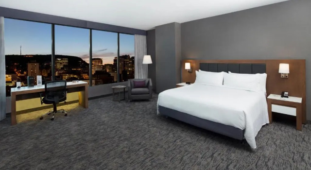 Двухместный люкс c 1 комнатой Holiday Inn Hotel & Suites - Montreal Centre-ville Ouest by IHG