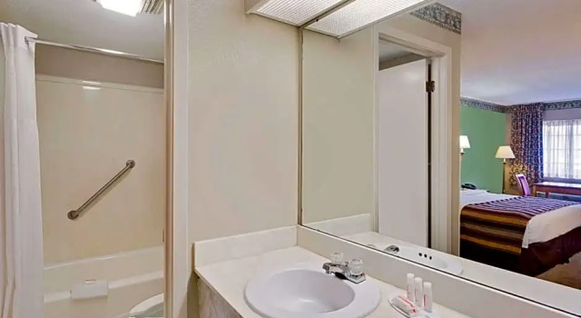 Номер Deluxe Days Inn & Suites by Wyndham Starkville
