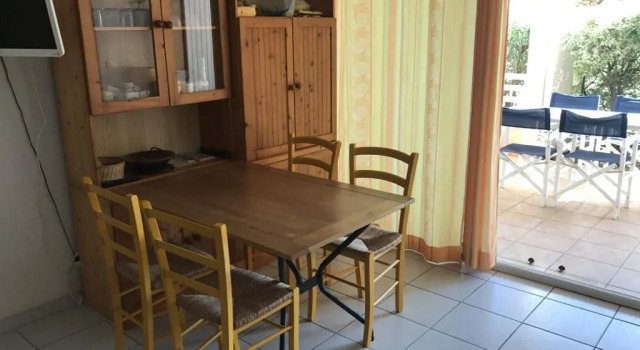AS8314 - P2 Cabine dans une résidence avec piscine, parking privé et belle vue chenal, Rezerwuj Apartament Hotele w Camargue z parkingiem, Parking