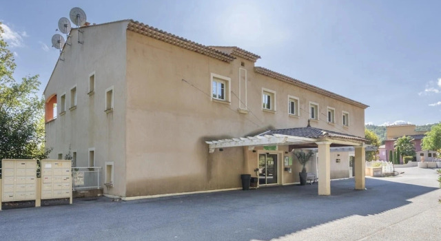 Provencal Retreat With Balcony, Pool Access, Забронировать Апартаменты/квартира Отели в центре Кальяна, в центре