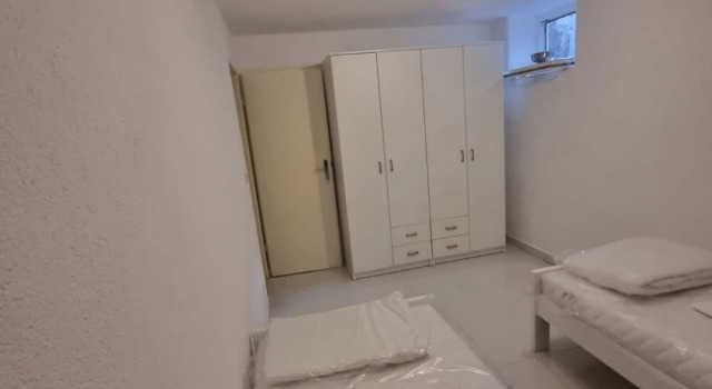 Four Bedroom apt w Patio Close to Beach and Center, Забронировать Апартаменты/квартира Хвар Остров Хвар, рядом с Частный Пляж «Си Ю Румс»