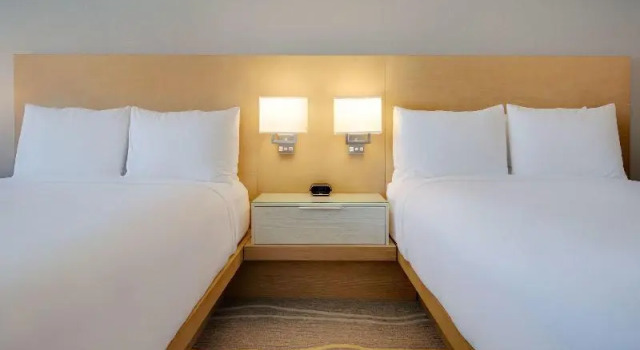 Четырёхместный номер Standard с балконом и с видом на океан Delta Hotels by Marriott Daytona Beach Oceanfront