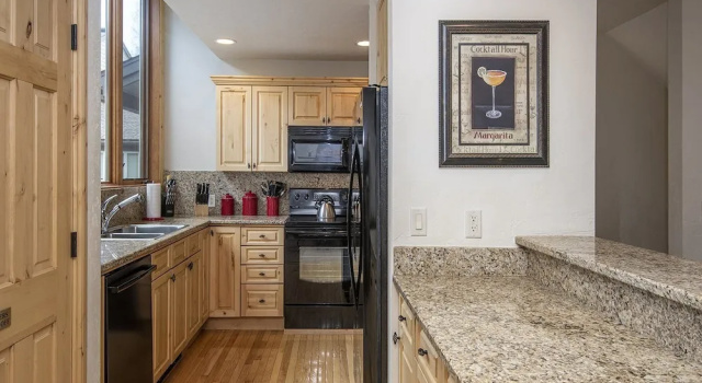 Апартаменты с балконом Coldstream Townhome 19