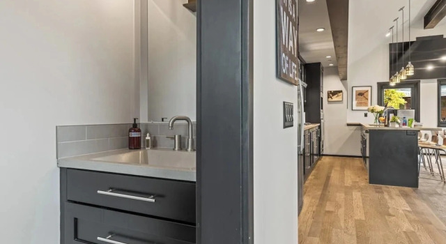 Студия c 1 комнатой с балконом Empire Avenue Townhomes by KBM