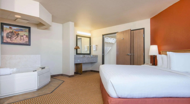 Двухместный люкс AmericInn by Wyndham Pampa Event Center