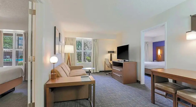 Четырёхместный люкс с 2 комнатами Residence Inn Scottsdale North