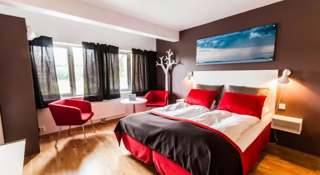 O podwyższonym standardzie dwuosobowy pokój i balkonem Dolmsundet Hotel