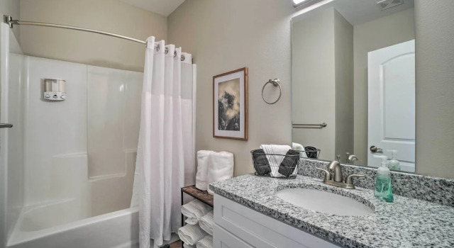 Family-friendly Branson Condo ~ 3 Mi to Strip, Забронировать Отель Отели Table Rock Lake с парковкой, Парковка