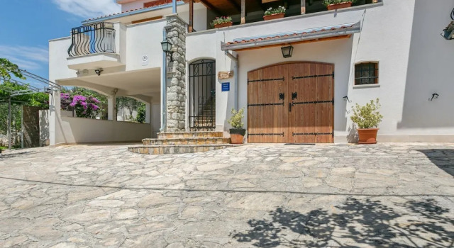Spacious Holiday Home in Seget Vranjica With Garden
