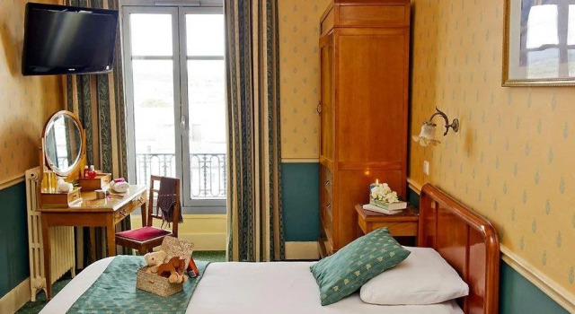 Htel du Soleil - Le Terminus, Book Hotel Hotels in Carcassonne with a Pool, Swimming Pool