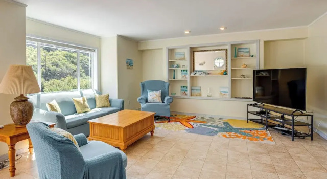Walk to Shore: Home w/ Deck in Rockaway Beach!, Prenota Appartamento Rockaway Beach 
