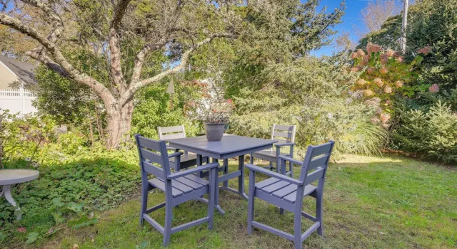 Коттедж Walk to Beach & Main St Hyannis: Cape Cod Home!