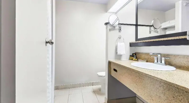 Четырёхместный номер Standard с балконом Best Western Plus Mont-Laurier