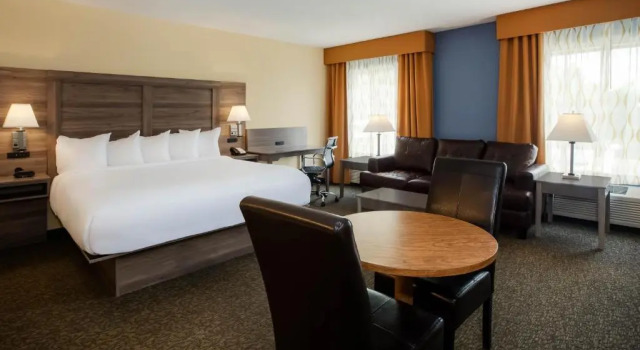 Люкс Days Inn by Wyndham Cadillac