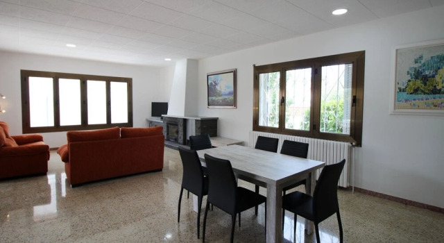 Alluring Holiday Home in Empuriabrava With Pool, Забронировать Отель Отели Эмпуриабравы 3 звезды, 3*