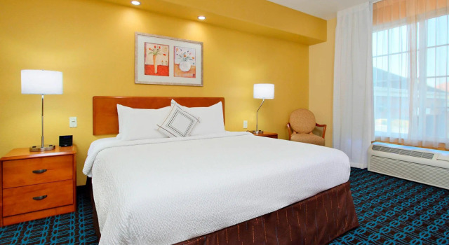 Двухместный люкс Deluxe с 2 комнатами Fairfield Inn & Suites by Marriott Fairfield Napa Valley Area