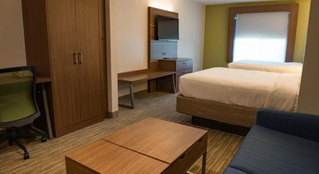 Четырёхместный люкс Holiday Inn Express Hotel & Suites Elkhart-South by IHG