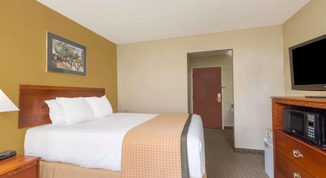 Двухместный номер Standard Days Inn by Wyndham Norton