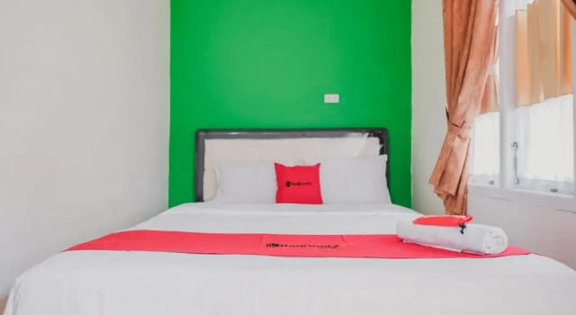 RedDoorz Syariah near Kebun Raya Liwa, Book Hotel Liwa Sumatra