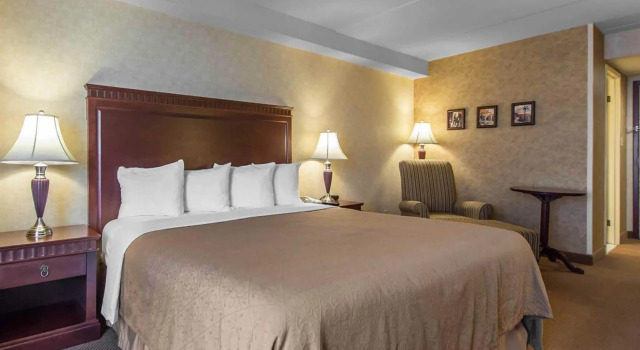 Четырёхместный номер Standard Quality Inn & Suites Bay Front