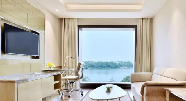Двухместный полулюкс с видом на озеро Courtyard by Marriott Bengaluru Hebbal